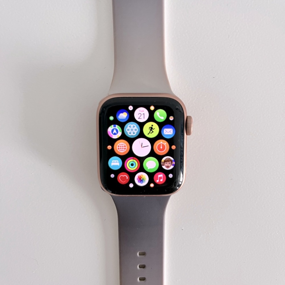 Apple Watch SE in Gold- 40mm.